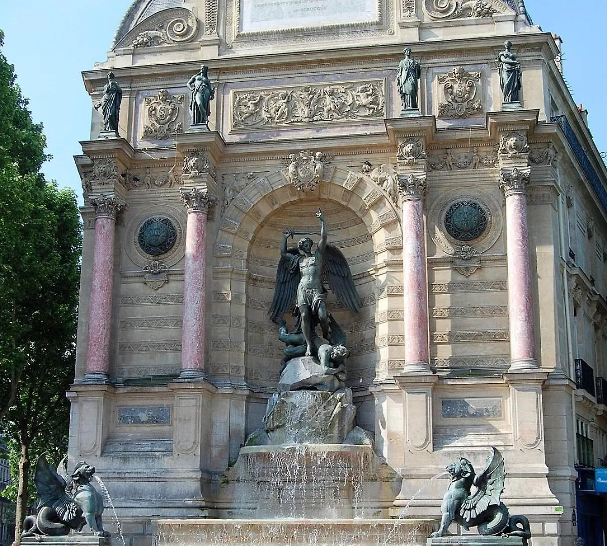 5e Arr Place Saint Michel * Paris